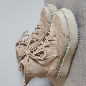 Universal Thread Women's Kayson Winter Beige Boots Size 7.5